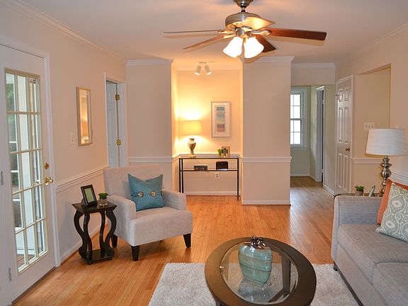 Living room w/deck access