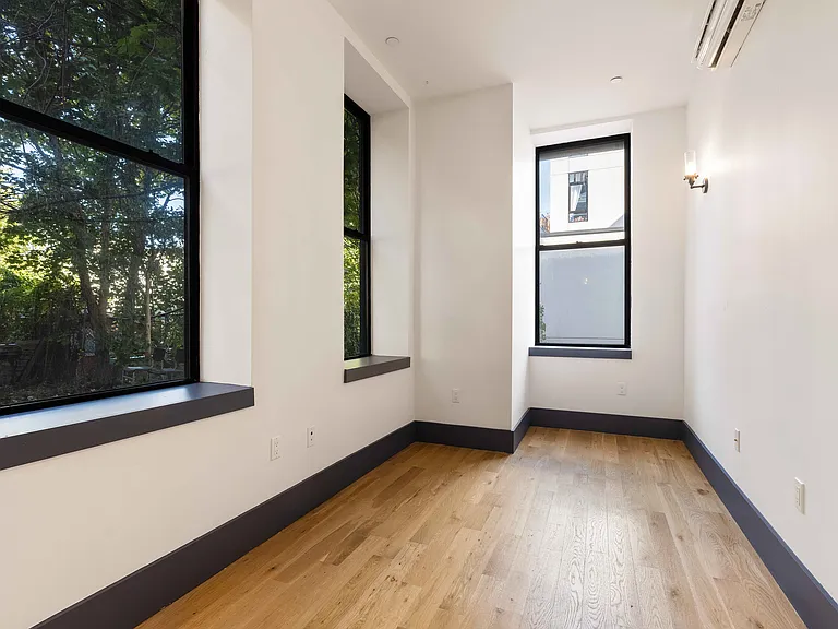 23 Menahan St #1E — Photo 2