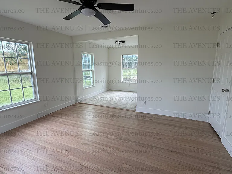 305 N Oak Cliff Blvd — Photo 4