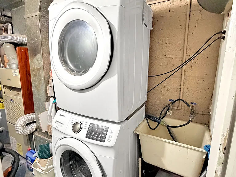 SHARED WASHER-DRYER