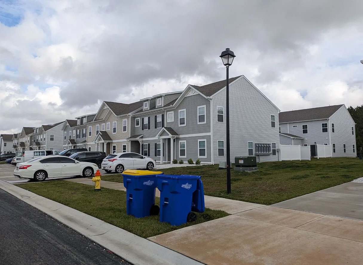 3 bed, 2.5 bath, 1642 sqft, $2,050 — Photo 1
