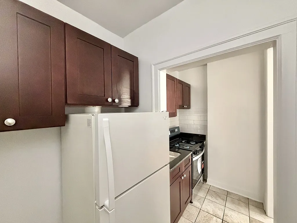 Attractive 1 Bed, 1 Bath at Estes + Glenwood (Rogers Park) — Photo 2
