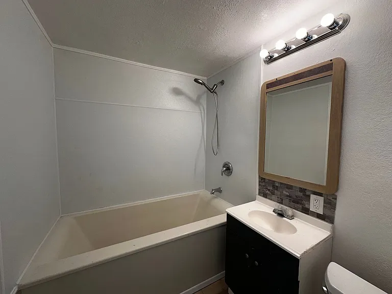 3600 E Thompson Ave — Photo 4