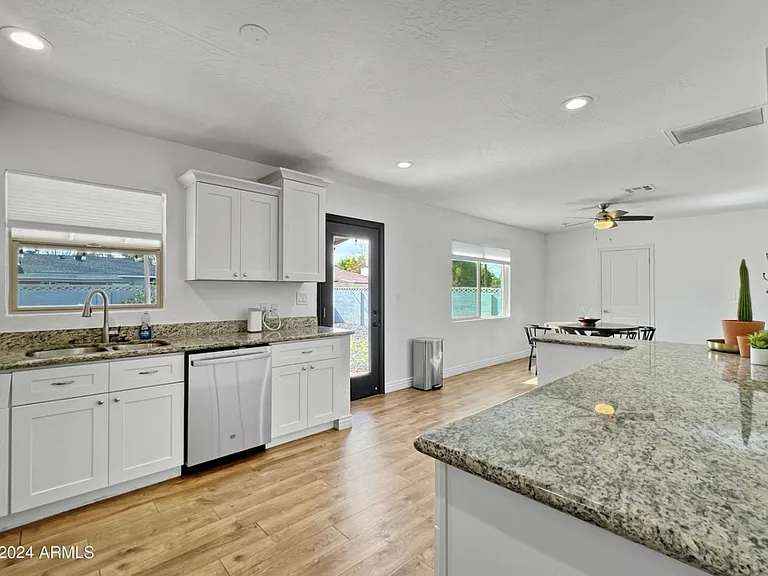 1415 W 7th St — Photo 11
