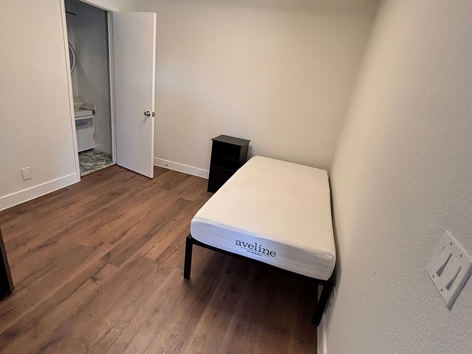 1st image of 4408 Pineaire St #B