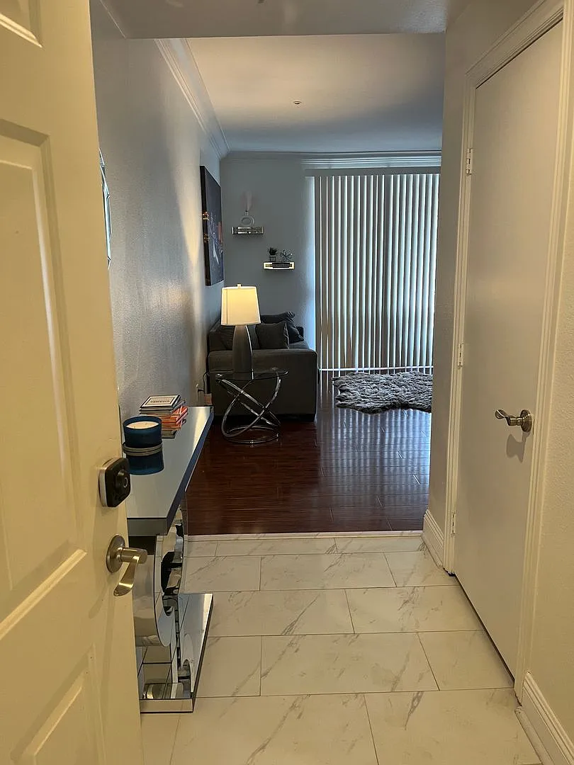 Meridian Fully Furnished Condo With Strip & High Roller View. Includes Gas, Electric And Internet — Photo 2