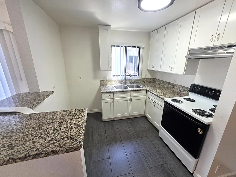 GRAMERCY APTS. — Photo 4