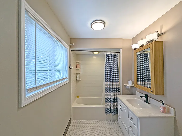 1739 Ferndale Ave — Photo 17
