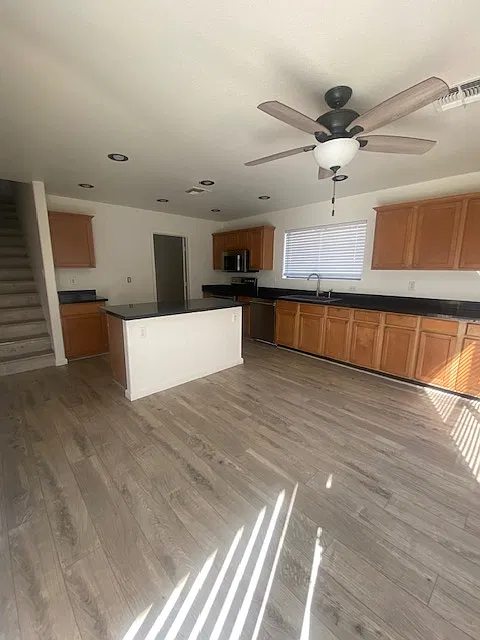 3 bed, 2.5 bath, 1824 sqft, $2,200 — Photo 4