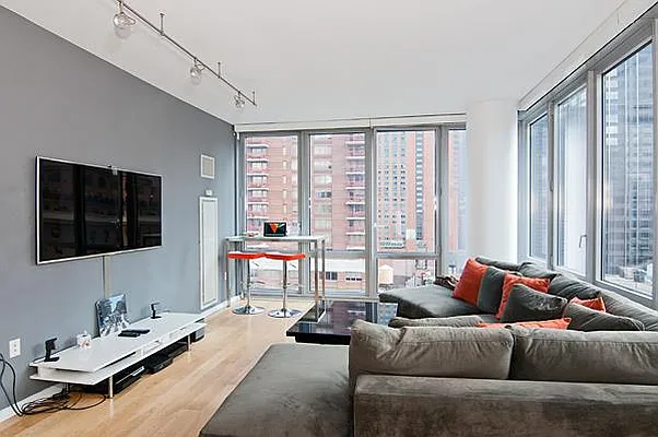Rented by R New York | media 17