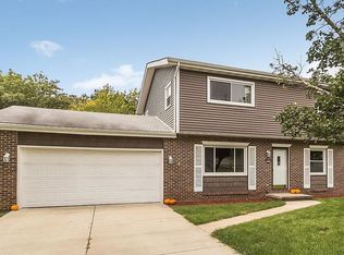 9010 Franklin Ave, Clive, IA 50325