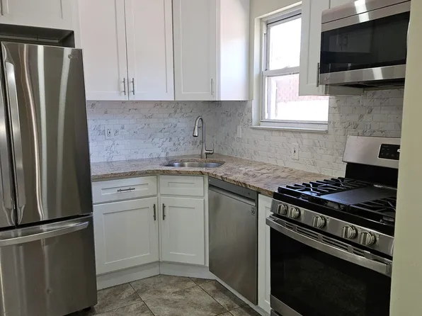 13715 256th St #2, Rosedale, NY 11422
