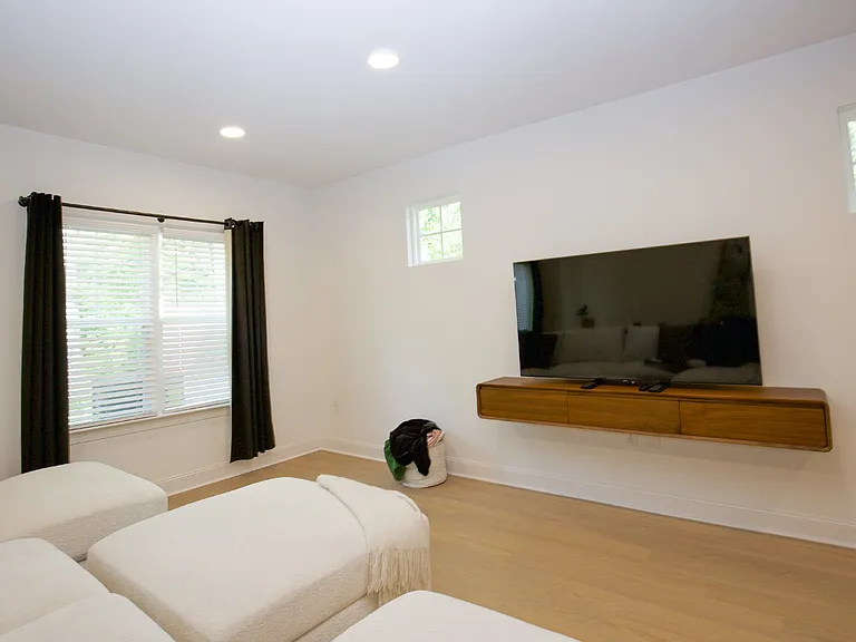 381 James St — Photo 16