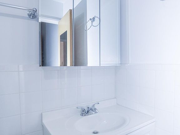 2nd image of 603 W Stratford Pl