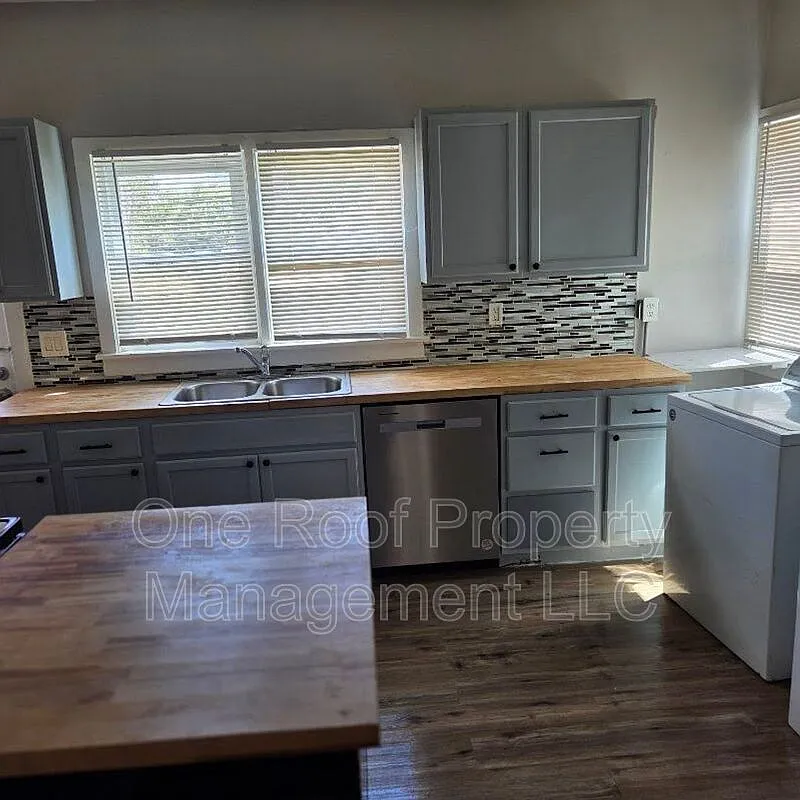 3 bed, 2.0 bath, 1200 sqft, $1,350 — Photo 1