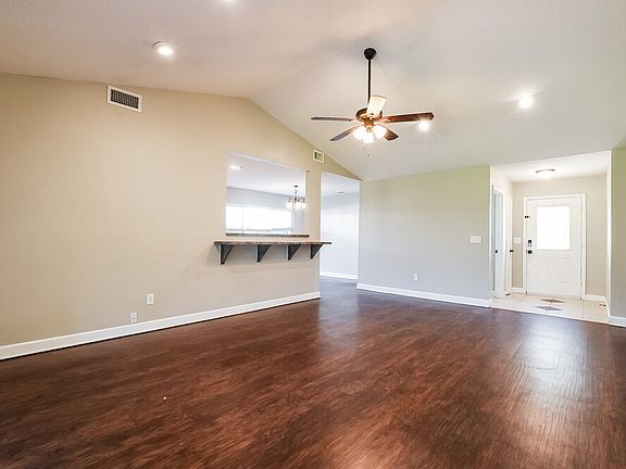 4th image of 1009 Black Willow Dr