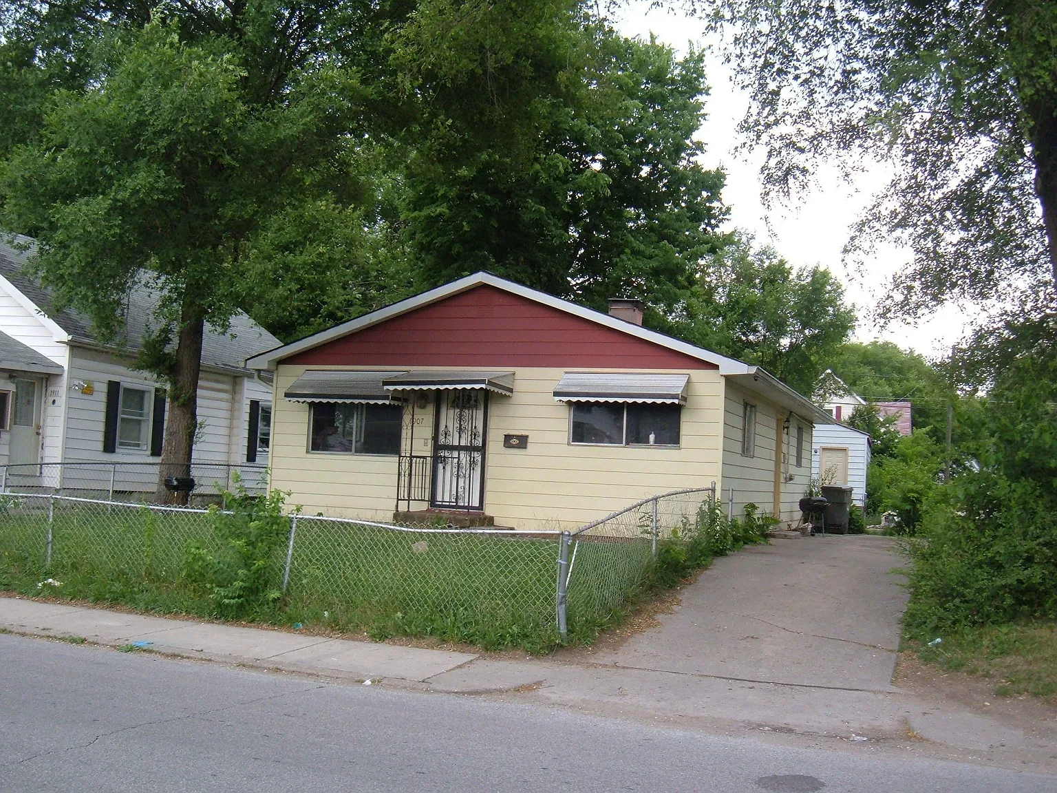 1907 N Dexter St photo 1