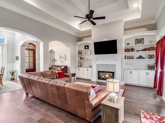 4th image of 404 Sabal Palms Row