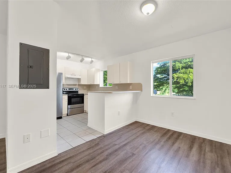 3385 NE 10th St #201 — Photo 5