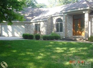 8750 River Run Dr, White Lake, MI