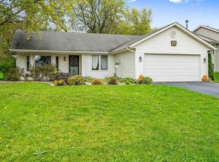 323 Candlewick Dr SE, Poplar Grove, IL 61065