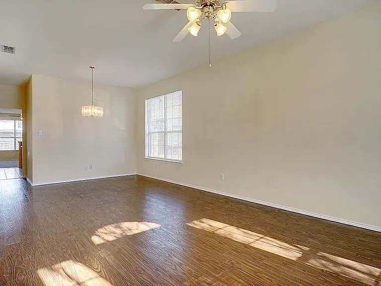 4 bed, 1864 sqft, $2,238 — Photo 2