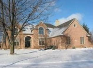 714 Saint Annes Dr, Holland, OH 43528