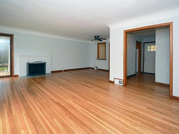 3rd image of 1853 Cottage Ave E