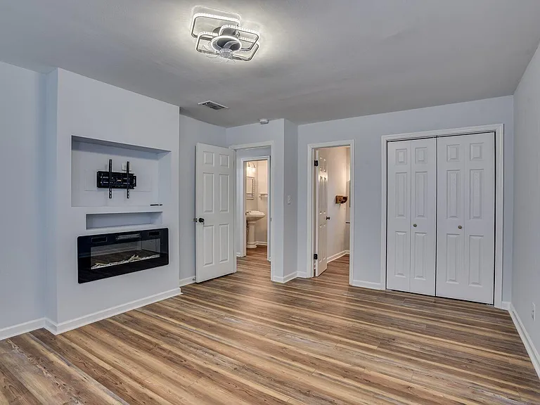2211 Pleasant Dr — Photo 23