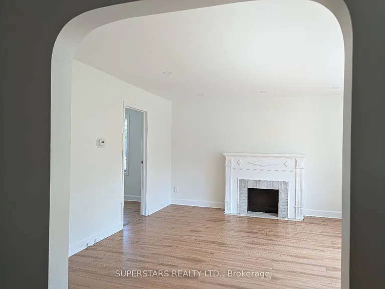 206 Lindsay St S #UPPER — Photo 2