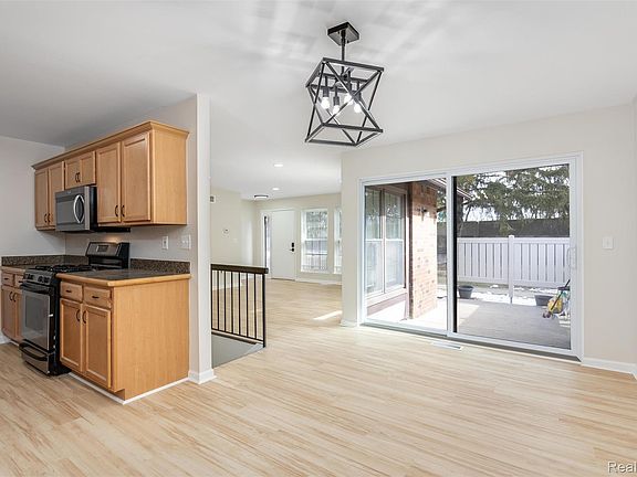 5th image of 40526 Newport Dr