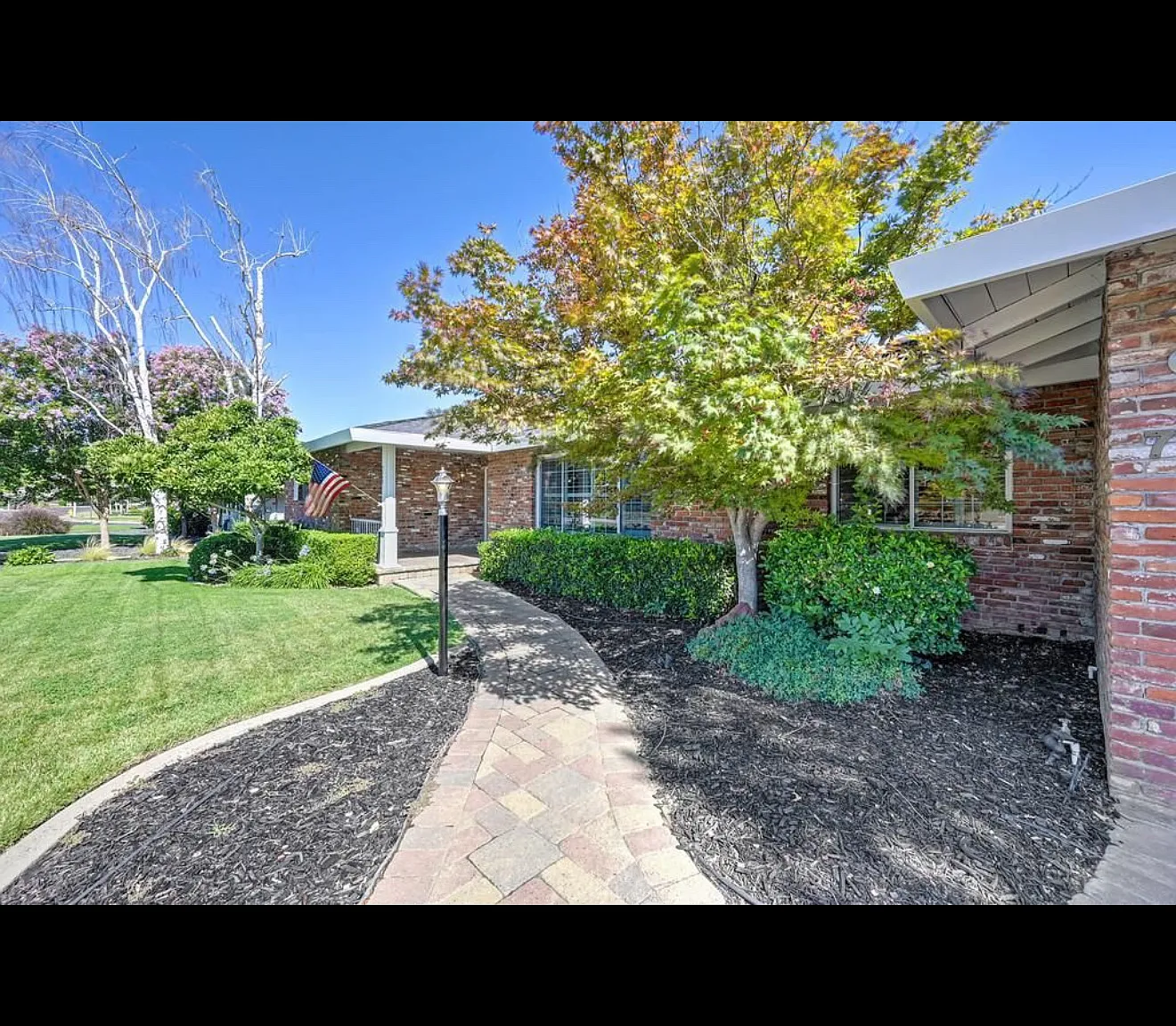 3 bed, 2352 sqft, $2,900 — Photo 3