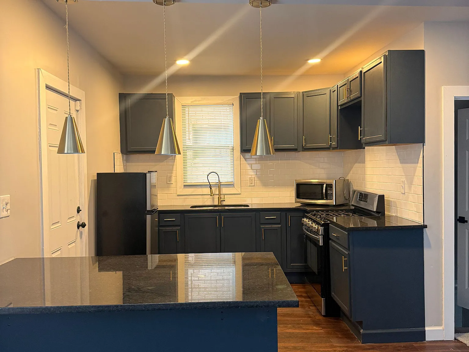 4 bed, 1.5 bath, 1400 sqft, $819 — Photo 2