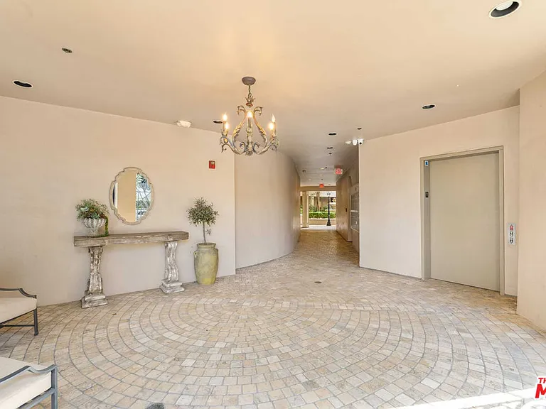 850 N Croft Ave #303 — Photo 4