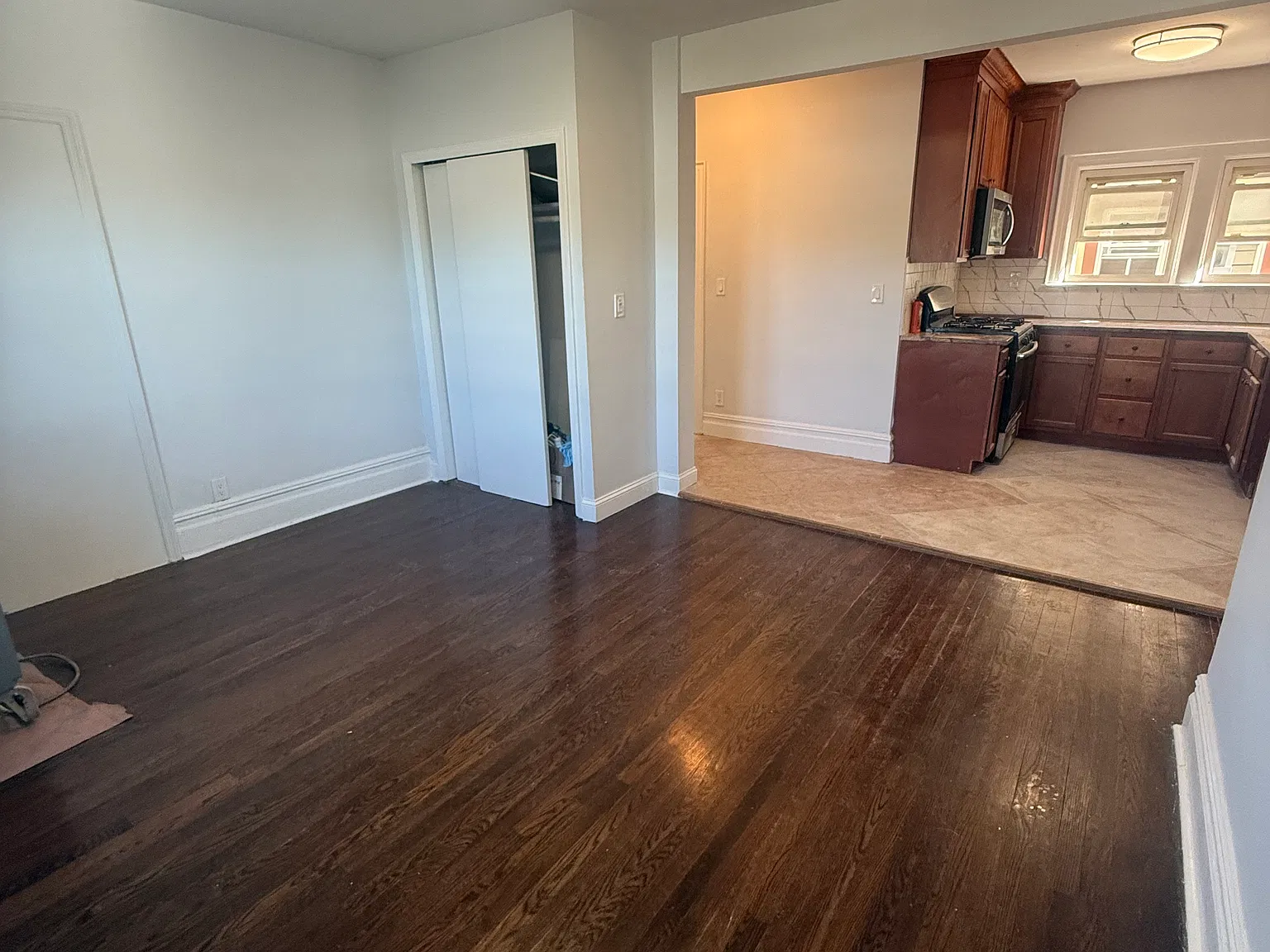 3 bed, 1000 sqft, $3,000 — Photo 2