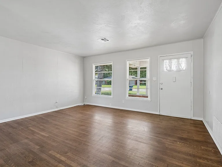 1603 Carlisle Ct — Photo 5