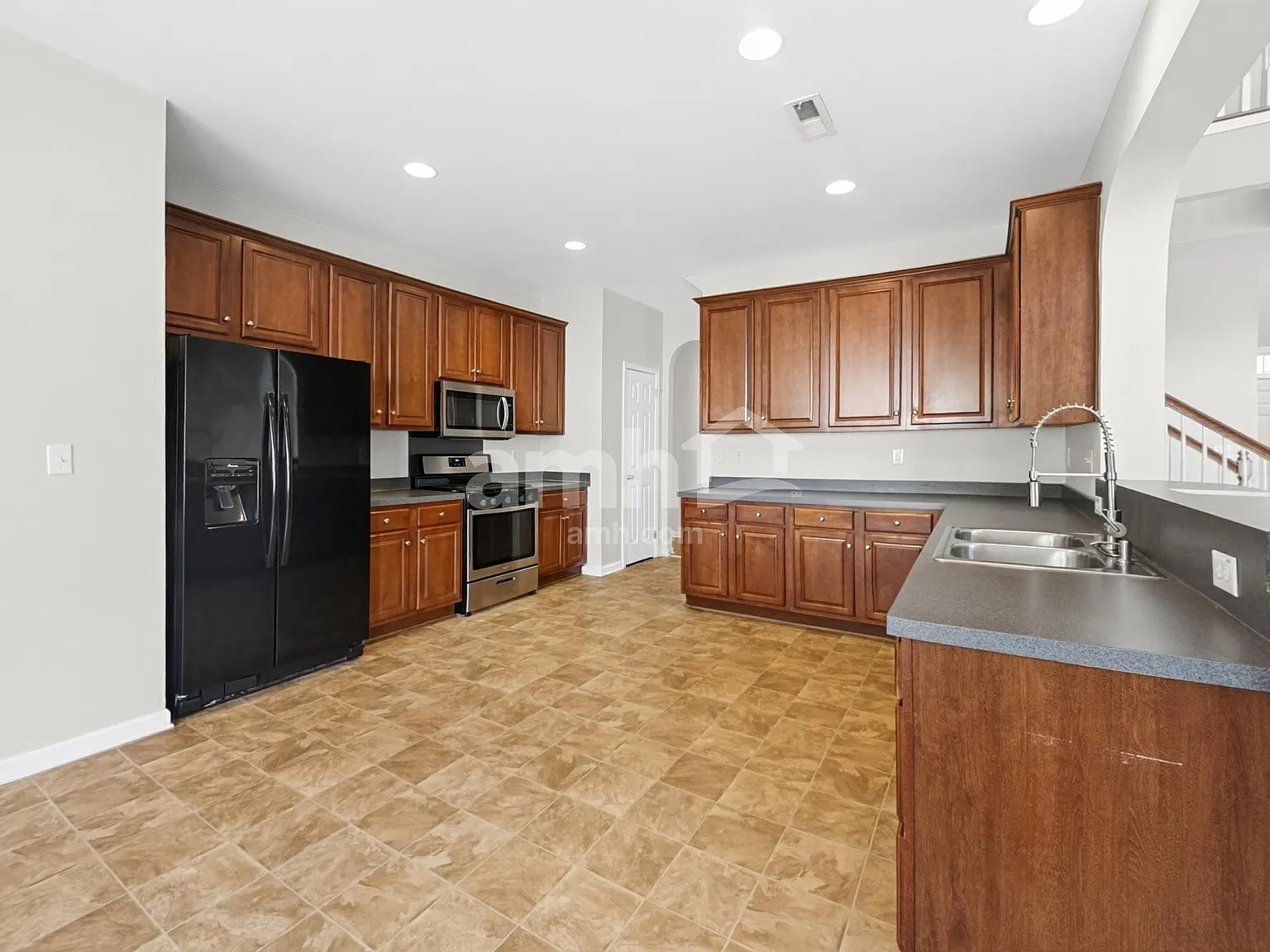 4 bed, 2.5 bath, 2744 sqft, $3,510 — Photo 3