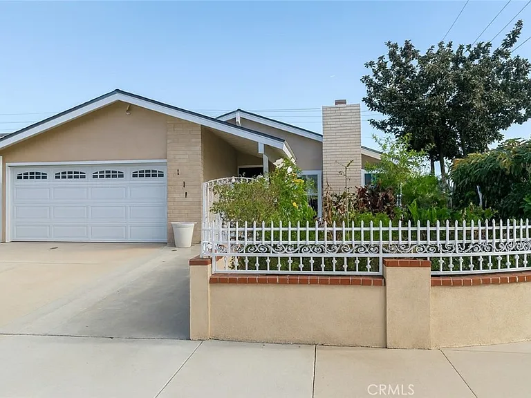 2224 S Anchor St — Photo 1