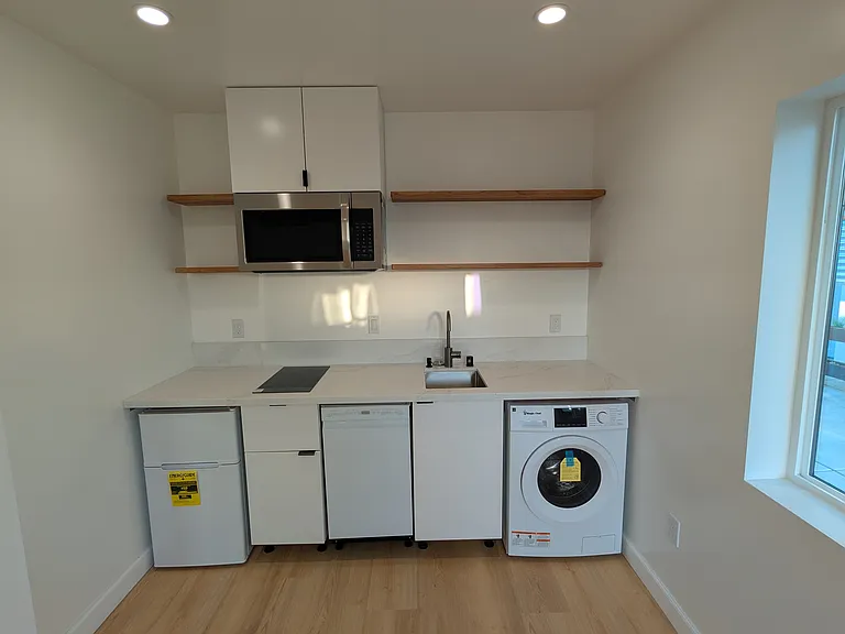 222 W Tiller Ave — Photo 2
