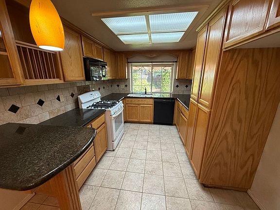 5th image of 2870 Higgins Rd