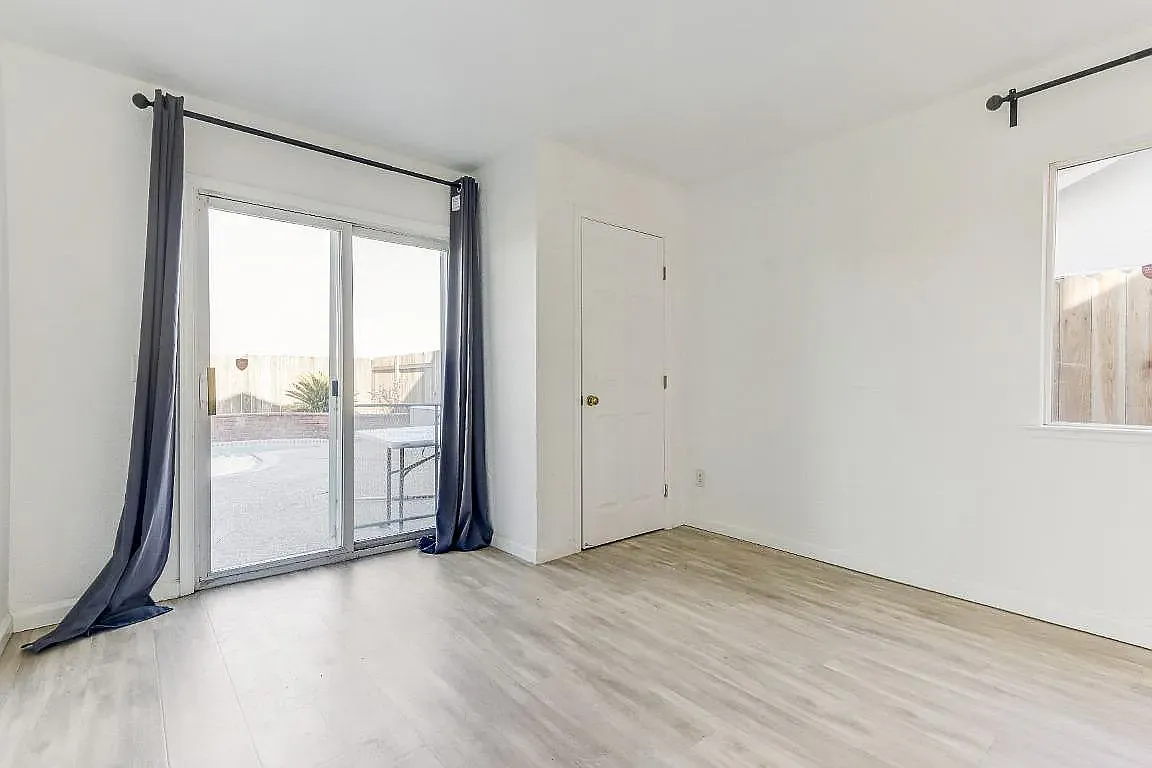 4 bed, 2.5 bath, 1600 sqft, $4,250 — Photo 3
