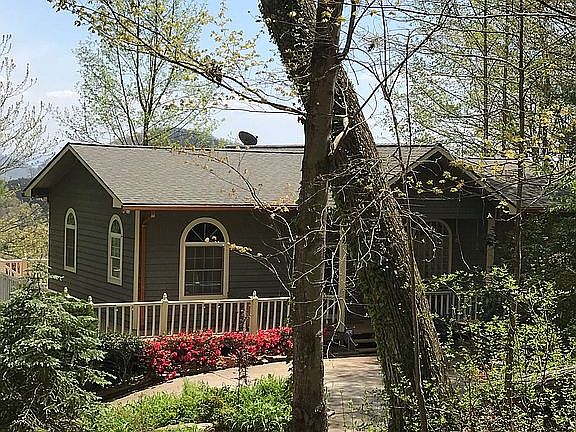 The main cottage sleeps 8+