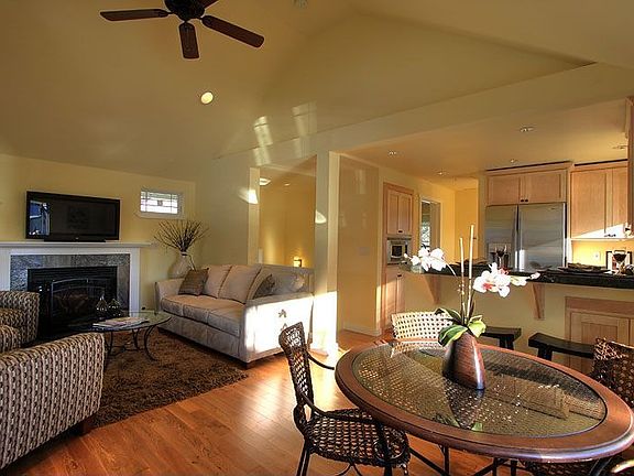 Airy living/dining with vaulted ceiling