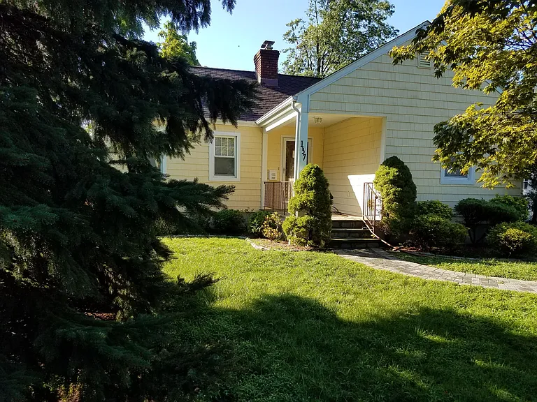 137 Holland Ave — Photo 2