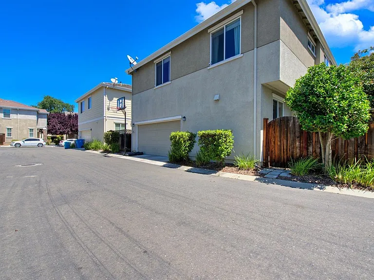 406 Toyon Ln — Photo 15