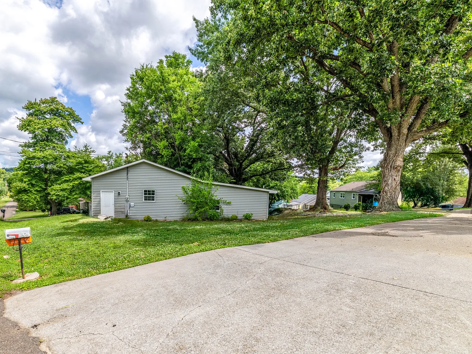 2208 Sanderson Rd — Photo 2