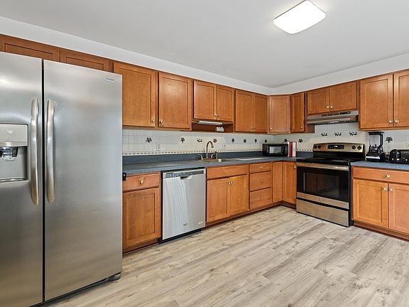 3rd image of 5 Terrace Dr