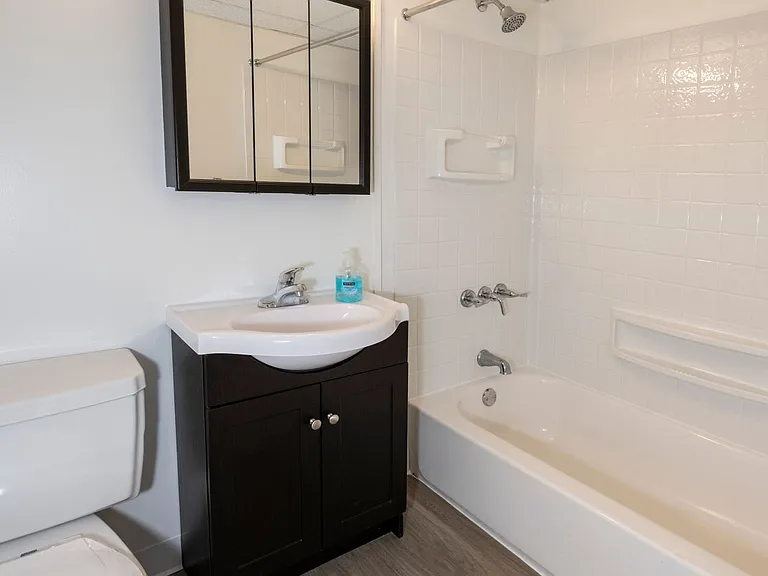 Creswood Apartments- Come home to Convenience! — Photo 9
