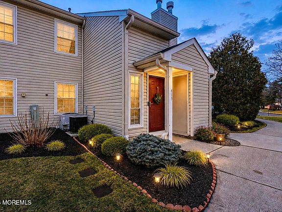 2nd image of 413 Yorkshire Pl