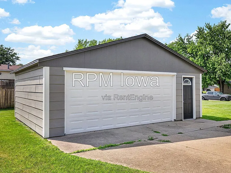 1614 NW Applewood St — Photo 24